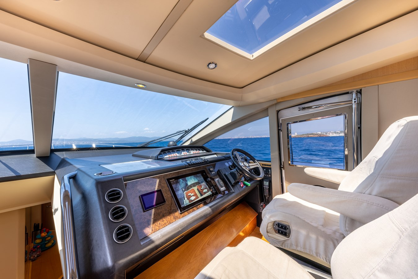 https://arconyachts.ams3.digitaloceanspaces.com/98996/conversions/large_4823898-optimize.jpg