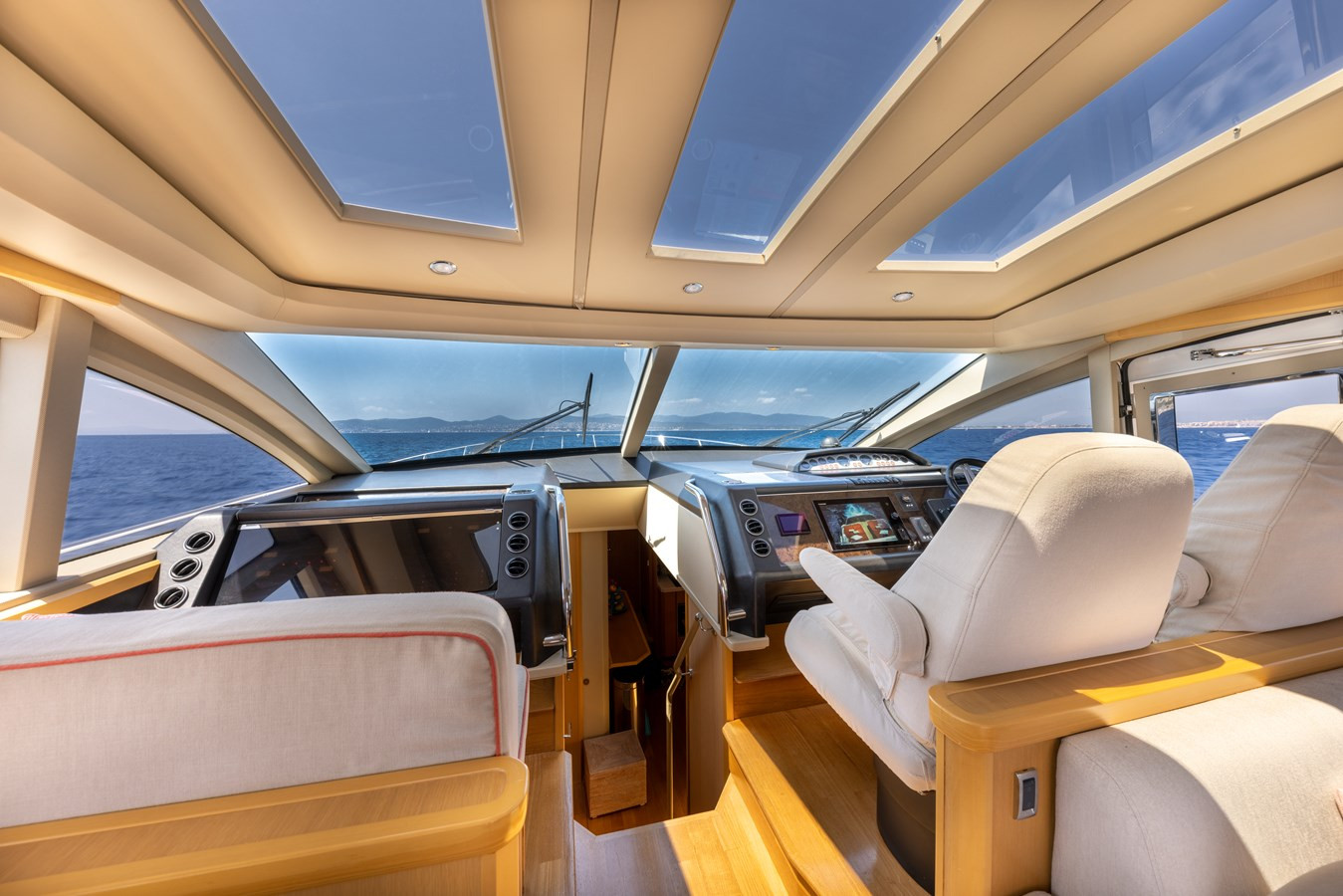 https://arconyachts.ams3.digitaloceanspaces.com/98998/conversions/large_4823899-optimize.jpg