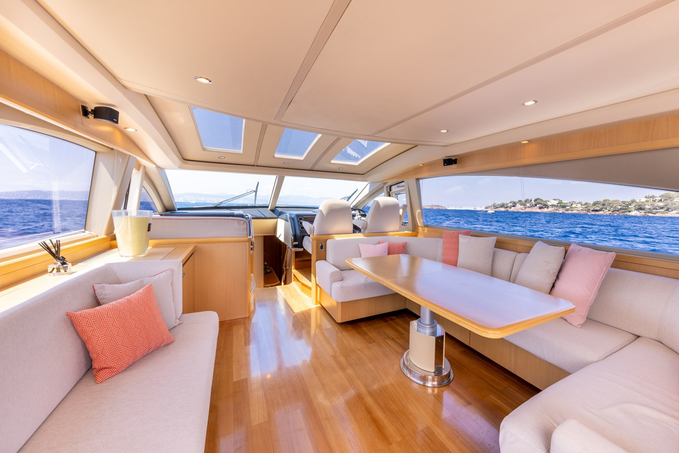 https://arconyachts.ams3.digitaloceanspaces.com/99004/conversions/large_4823901-optimize.jpg