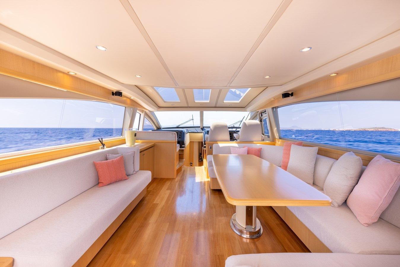 https://arconyachts.ams3.digitaloceanspaces.com/99007/conversions/large_4823902-optimize.jpg