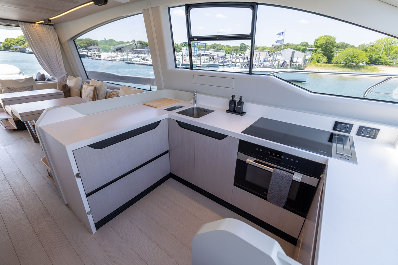 https://arconyachts.ams3.digitaloceanspaces.com/99082/conversions/large_4698634-optimize.jpg