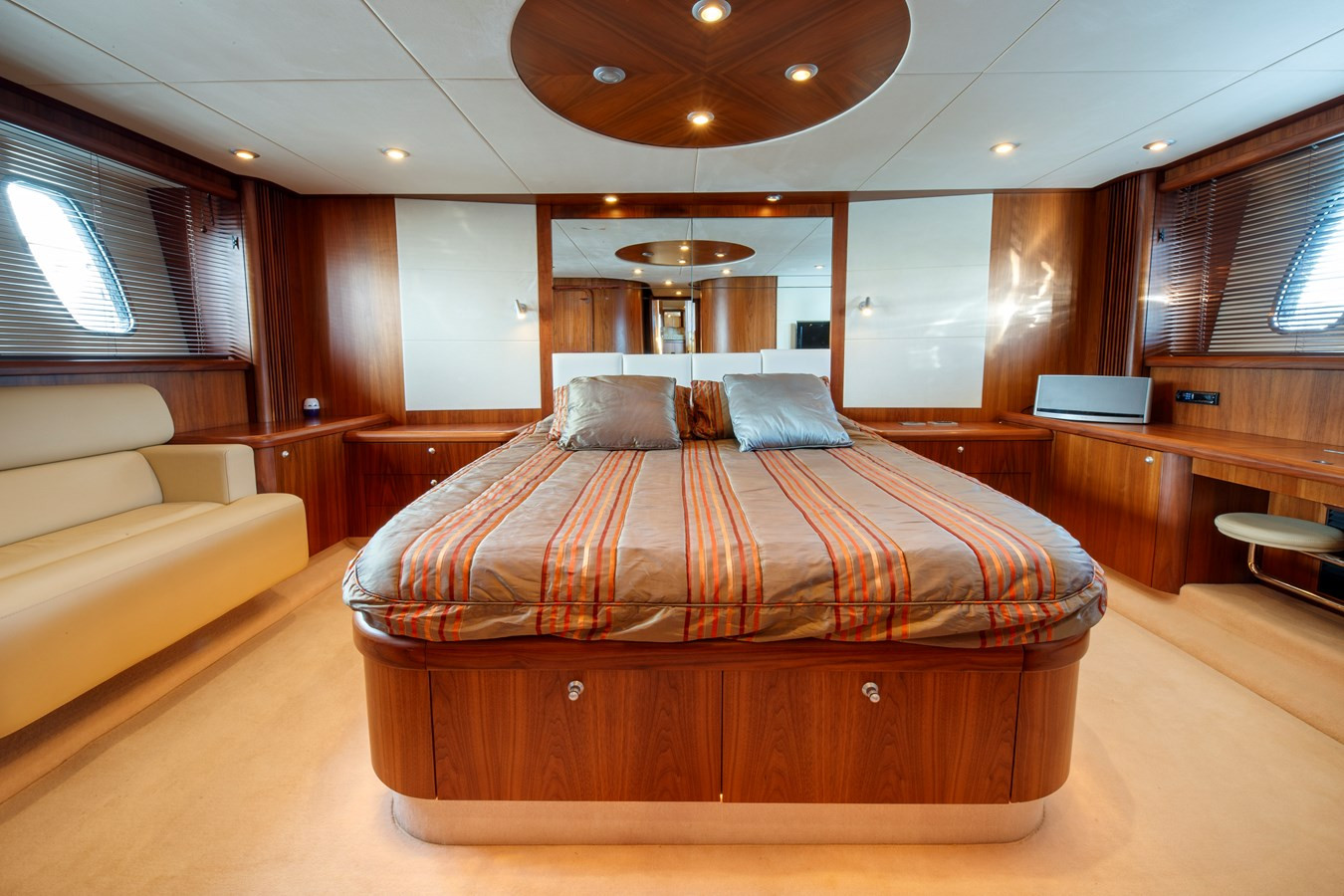 https://arconyachts.ams3.digitaloceanspaces.com/99212/conversions/large_3606055-optimize.jpg