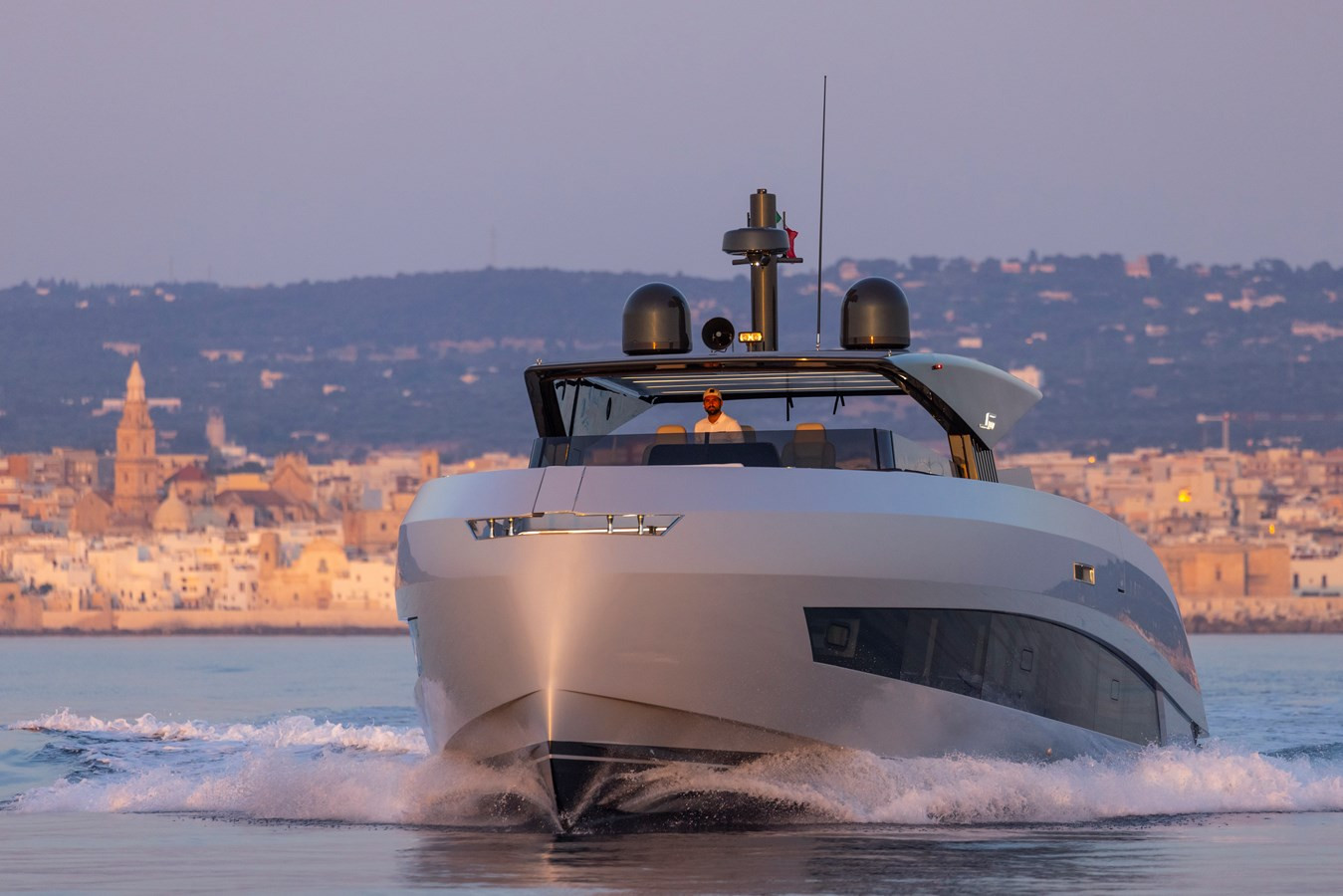 https://arconyachts.ams3.digitaloceanspaces.com/99332/conversions/large_4144504-optimize.jpg