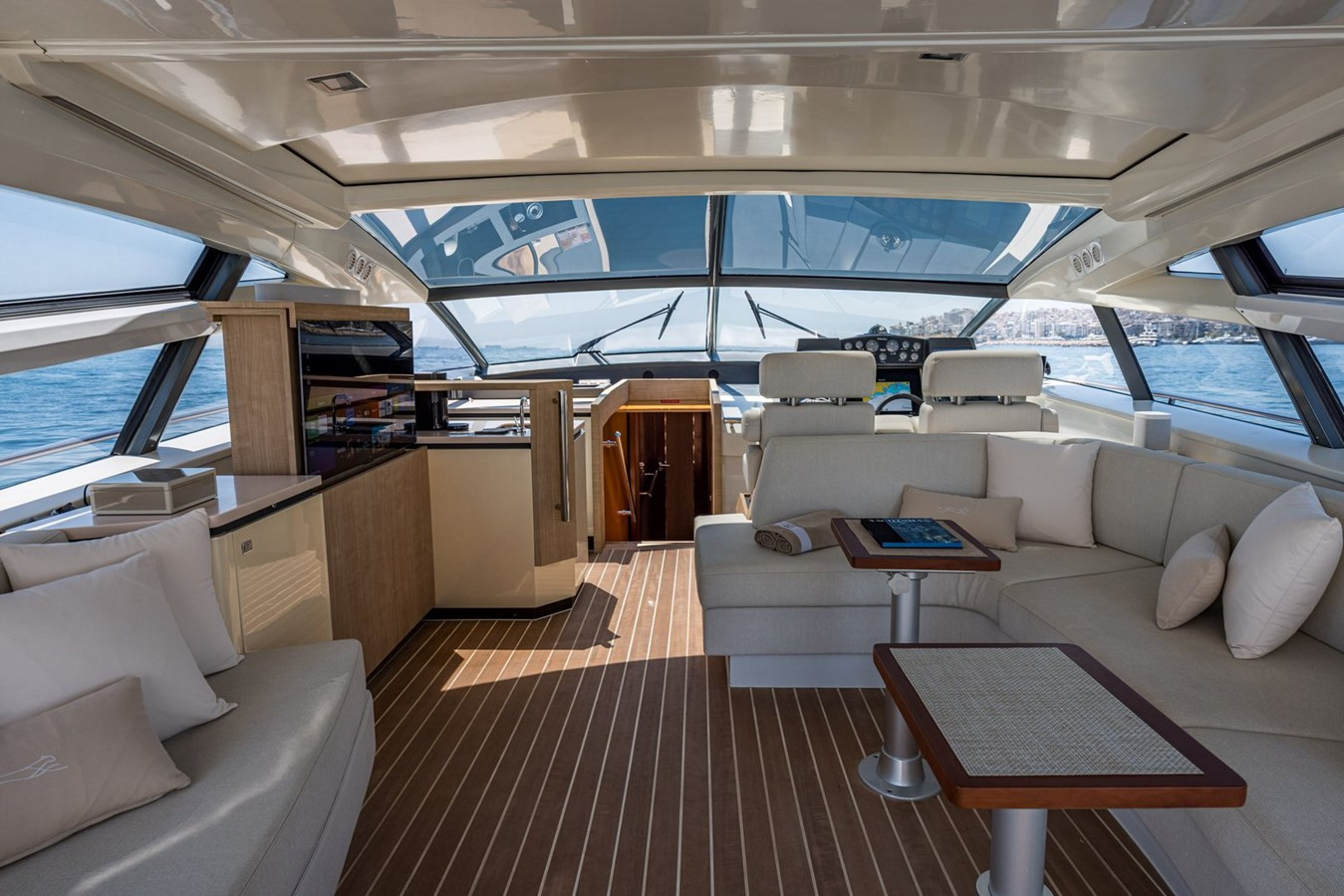 https://arconyachts.ams3.digitaloceanspaces.com/99583/conversions/large_4729277-optimize.jpg