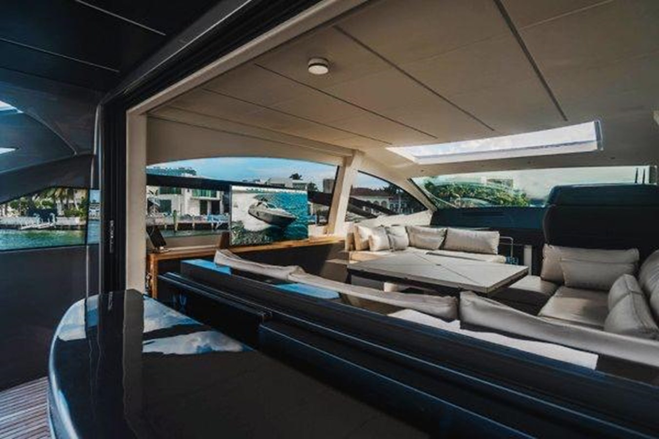 https://arconyachts.ams3.digitaloceanspaces.com/99667/conversions/large_4111251-optimize.jpg